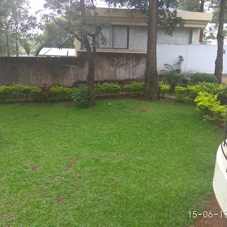 Trinity House Bed and Breakfast Panchgani Exteriör bild